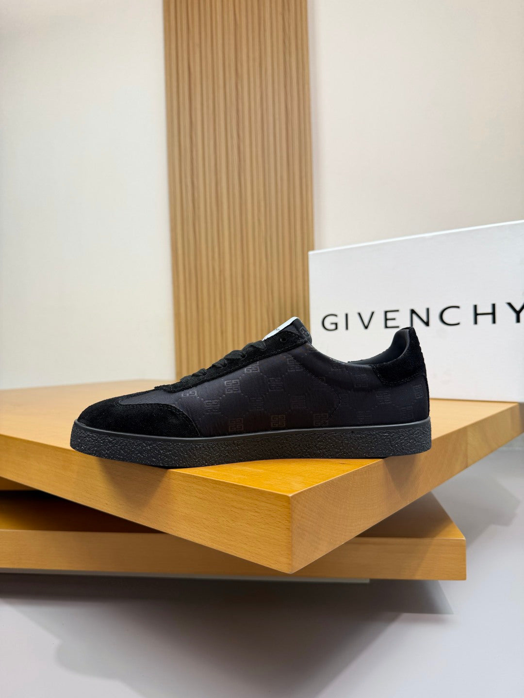 【GIVENCHY】紀梵希💰 -高端品質原單·休閒運動板鞋-鞋面：🔝反絨小牛皮、品牌圖騰布匹、鞋身絲網印刷品牌logo、鞋舌車縫品牌布標、後跟空壓品牌圖騰-內裡：水染牛皮-大底：原版TPR.版本； ：39-44(38.45.46.可訂做)·GVC0148