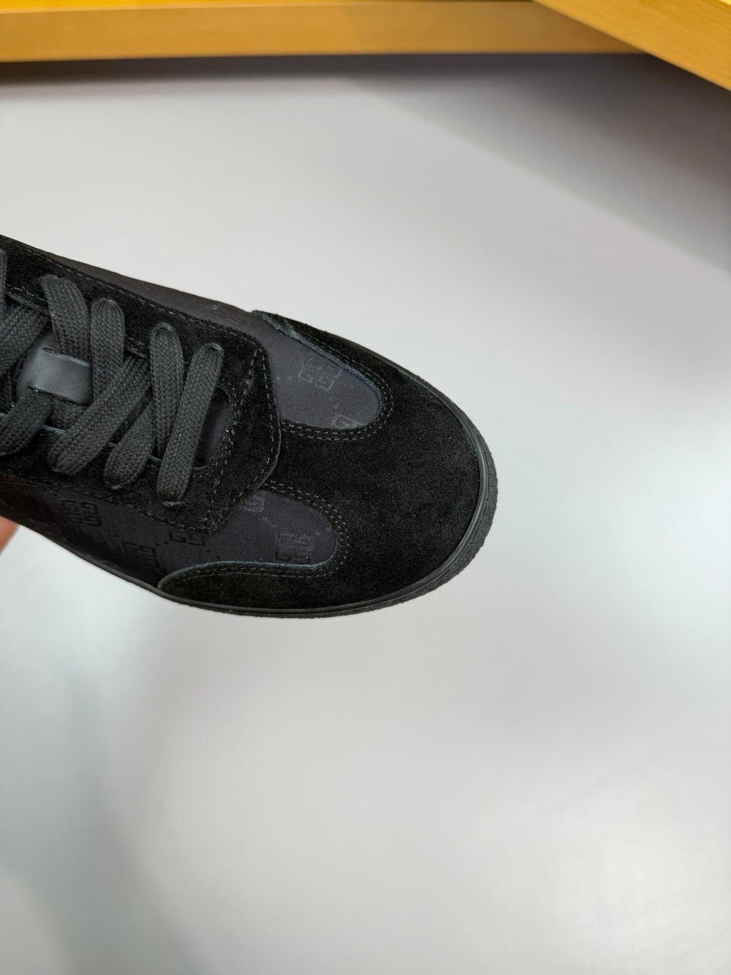 【GIVENCHY】紀梵希💰 -高端品質原單·休閒運動板鞋-鞋面：🔝反絨小牛皮、品牌圖騰布匹、鞋身絲網印刷品牌logo、鞋舌車縫品牌布標、後跟空壓品牌圖騰-內裡：水染牛皮-大底：原版TPR.版本； ：39-44(38.45.46.可訂做)·GVC0148
