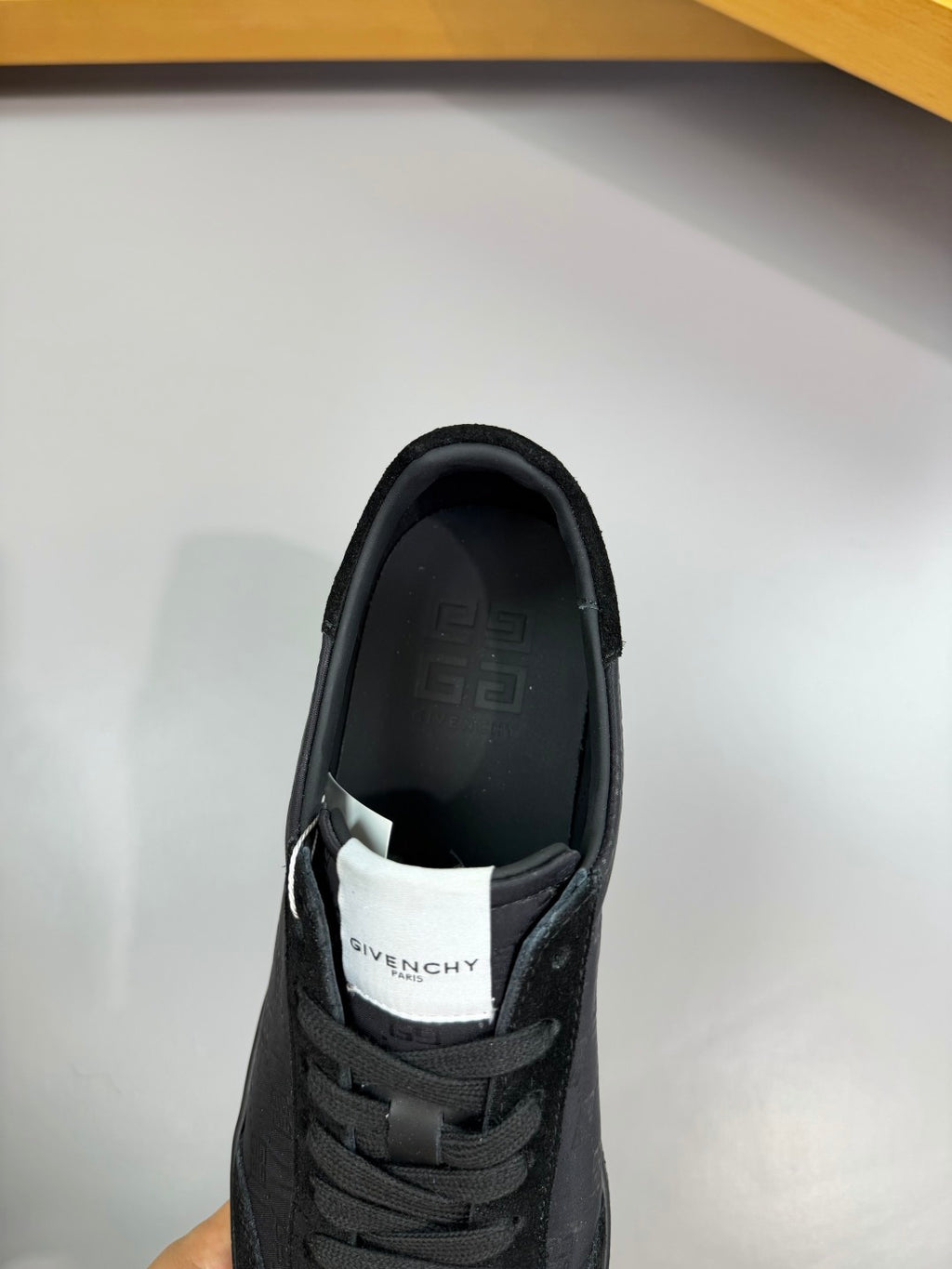 【GIVENCHY】紀梵希💰 -高端品質原單·休閒運動板鞋-鞋面：🔝反絨小牛皮、品牌圖騰布匹、鞋身絲網印刷品牌logo、鞋舌車縫品牌布標、後跟空壓品牌圖騰-內裡：水染牛皮-大底：原版TPR.版本； ：39-44(38.45.46.可訂做)·GVC0148