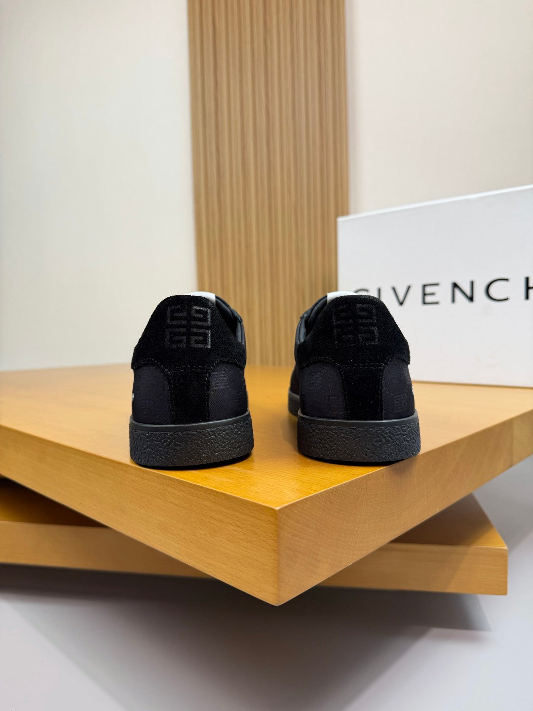 【GIVENCHY】紀梵希💰 -高端品質原單·休閒運動板鞋-鞋面：🔝反絨小牛皮、品牌圖騰布匹、鞋身絲網印刷品牌logo、鞋舌車縫品牌布標、後跟空壓品牌圖騰-內裡：水染牛皮-大底：原版TPR.版本； ：39-44(38.45.46.可訂做)·GVC0148