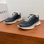 Givenchy/紀梵希新款男士拼接氣墊厚底運動鞋這款運動鞋採用進口柔軟納帕小牛皮拼接透氣尼龍織物鞋面，鞋舌及後跟飾以立體品牌logo標識，搭配橡膠全撐透明氣墊中底和橡膠外底，舒適輕便減震。柔軟牛皮內裡，標誌牛皮墊腳，四季專屬打造，上腳舒適透氣！ 碼數：39-40-41-42-43-44 標準皮鞋尺寸（38/45可訂做不退不換） 貨號：SL2306皮布藍色
