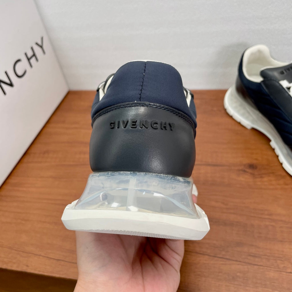 Givenchy/紀梵希新款男士拼接氣墊厚底運動鞋這款運動鞋採用進口柔軟納帕小牛皮拼接透氣尼龍織物鞋面，鞋舌及後跟飾以立體品牌logo標識，搭配橡膠全撐透明氣墊中底和橡膠外底，舒適輕便減震。柔軟牛皮內裡，標誌牛皮墊腳，四季專屬打造，上腳舒適透氣！ 碼數：39-40-41-42-43-44 標準皮鞋尺寸（38/45可訂做不退不換） 貨號：SL2306皮布藍色