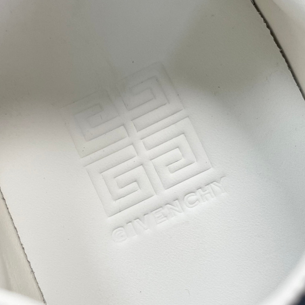 Givenchy/紀梵希新款男士拼接氣墊厚底運動鞋這款運動鞋採用進口柔軟納帕小牛皮拼接透氣尼龍織物鞋面，鞋舌及後跟飾以立體品牌logo標識，搭配橡膠全撐透明氣墊中底和橡膠外底，舒適輕便減震。柔軟牛皮內裡，標誌牛皮墊腳，四季專屬打造，上腳舒適透氣！ 碼數：39-40-41-42-43-44 標準皮鞋尺寸（38/45可訂做不退不換） 貨號：SL2306皮布藍色