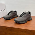 Givenchy/紀梵希新款男士拼接氣墊厚底運動鞋這款運動鞋採用進口柔軟納帕小牛皮拼接透氣尼龍織物鞋面，鞋舌及後跟飾以立體品牌logo標識，搭配橡膠全撐透明氣墊中底和橡膠外底，舒適輕便減震。柔軟牛皮內裡，標誌牛皮墊腳，四季專屬打造，上腳舒適透氣！ 碼數：39-40-41-42-43-44 標準皮鞋尺寸（38/45可訂做不退不換） 貨號：SL2306皮布灰色