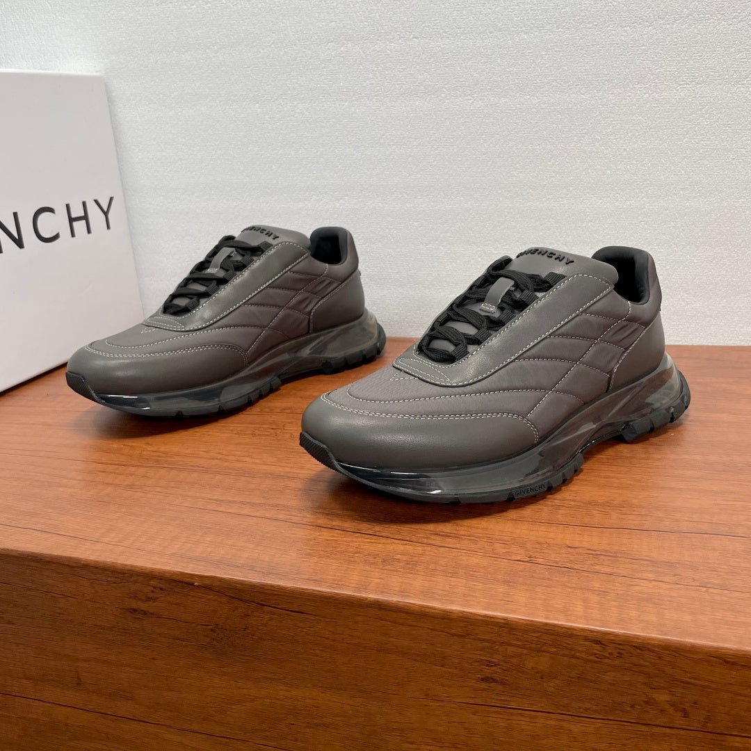 Givenchy/紀梵希新款男士拼接氣墊厚底運動鞋這款運動鞋採用進口柔軟納帕小牛皮拼接透氣尼龍織物鞋面，鞋舌及後跟飾以立體品牌logo標識，搭配橡膠全撐透明氣墊中底和橡膠外底，舒適輕便減震。柔軟牛皮內裡，標誌牛皮墊腳，四季專屬打造，上腳舒適透氣！ 碼數：39-40-41-42-43-44 標準皮鞋尺寸（38/45可訂做不退不換） 貨號：SL2306皮布灰色