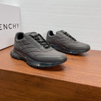 Givenchy/紀梵希新款男士拼接氣墊厚底運動鞋這款運動鞋採用進口柔軟納帕小牛皮拼接透氣尼龍織物鞋面，鞋舌及後跟飾以立體品牌logo標識，搭配橡膠全撐透明氣墊中底和橡膠外底，舒適輕便減震。柔軟牛皮內裡，標誌牛皮墊腳，四季專屬打造，上腳舒適透氣！ 碼數：39-40-41-42-43-44 標準皮鞋尺寸（38/45可訂做不退不換） 貨號：SL2306皮布灰色
