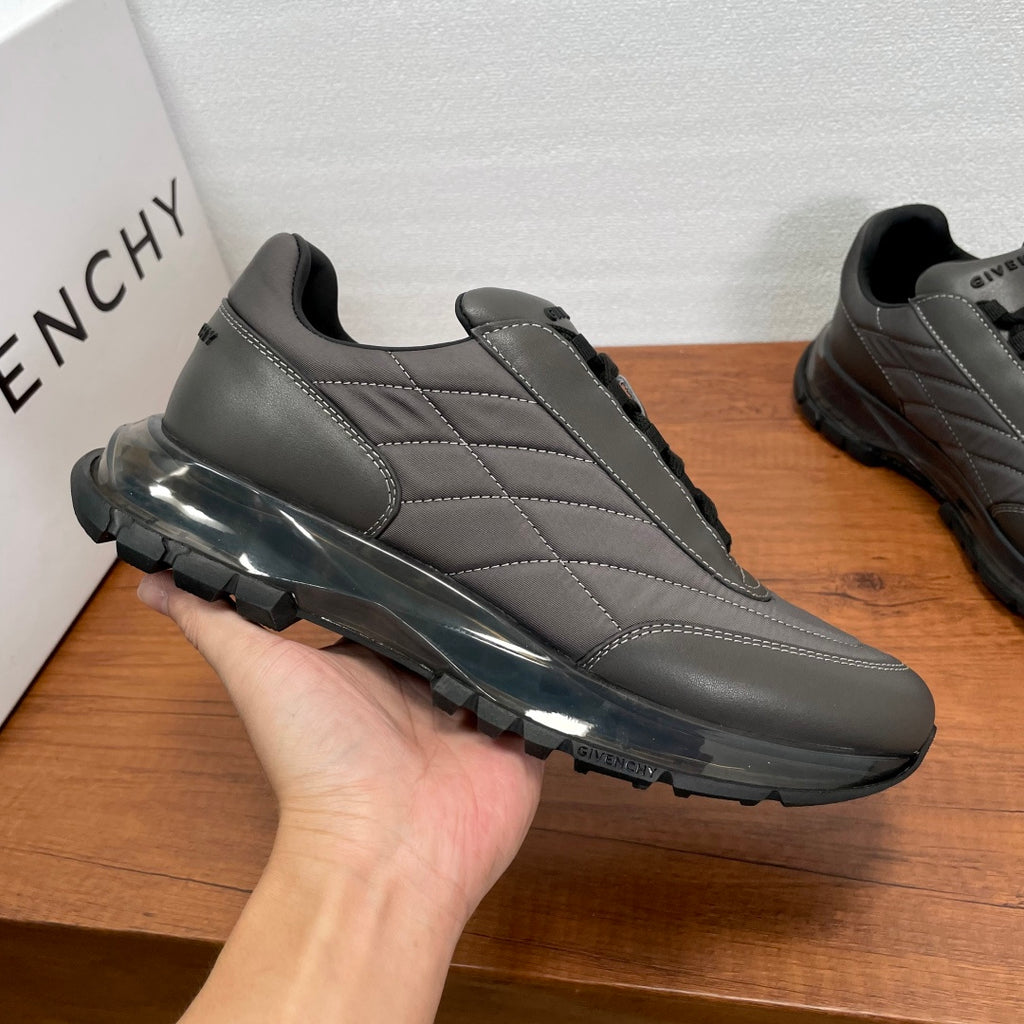 Givenchy/紀梵希新款男士拼接氣墊厚底運動鞋這款運動鞋採用進口柔軟納帕小牛皮拼接透氣尼龍織物鞋面，鞋舌及後跟飾以立體品牌logo標識，搭配橡膠全撐透明氣墊中底和橡膠外底，舒適輕便減震。柔軟牛皮內裡，標誌牛皮墊腳，四季專屬打造，上腳舒適透氣！ 碼數：39-40-41-42-43-44 標準皮鞋尺寸（38/45可訂做不退不換） 貨號：SL2306皮布灰色