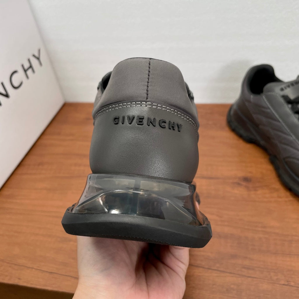Givenchy/紀梵希新款男士拼接氣墊厚底運動鞋這款運動鞋採用進口柔軟納帕小牛皮拼接透氣尼龍織物鞋面，鞋舌及後跟飾以立體品牌logo標識，搭配橡膠全撐透明氣墊中底和橡膠外底，舒適輕便減震。柔軟牛皮內裡，標誌牛皮墊腳，四季專屬打造，上腳舒適透氣！ 碼數：39-40-41-42-43-44 標準皮鞋尺寸（38/45可訂做不退不換） 貨號：SL2306皮布灰色