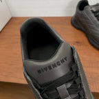 Givenchy/紀梵希新款男士拼接氣墊厚底運動鞋這款運動鞋採用進口柔軟納帕小牛皮拼接透氣尼龍織物鞋面，鞋舌及後跟飾以立體品牌logo標識，搭配橡膠全撐透明氣墊中底和橡膠外底，舒適輕便減震。柔軟牛皮內裡，標誌牛皮墊腳，四季專屬打造，上腳舒適透氣！ 碼數：39-40-41-42-43-44 標準皮鞋尺寸（38/45可訂做不退不換） 貨號：SL2306皮布灰色