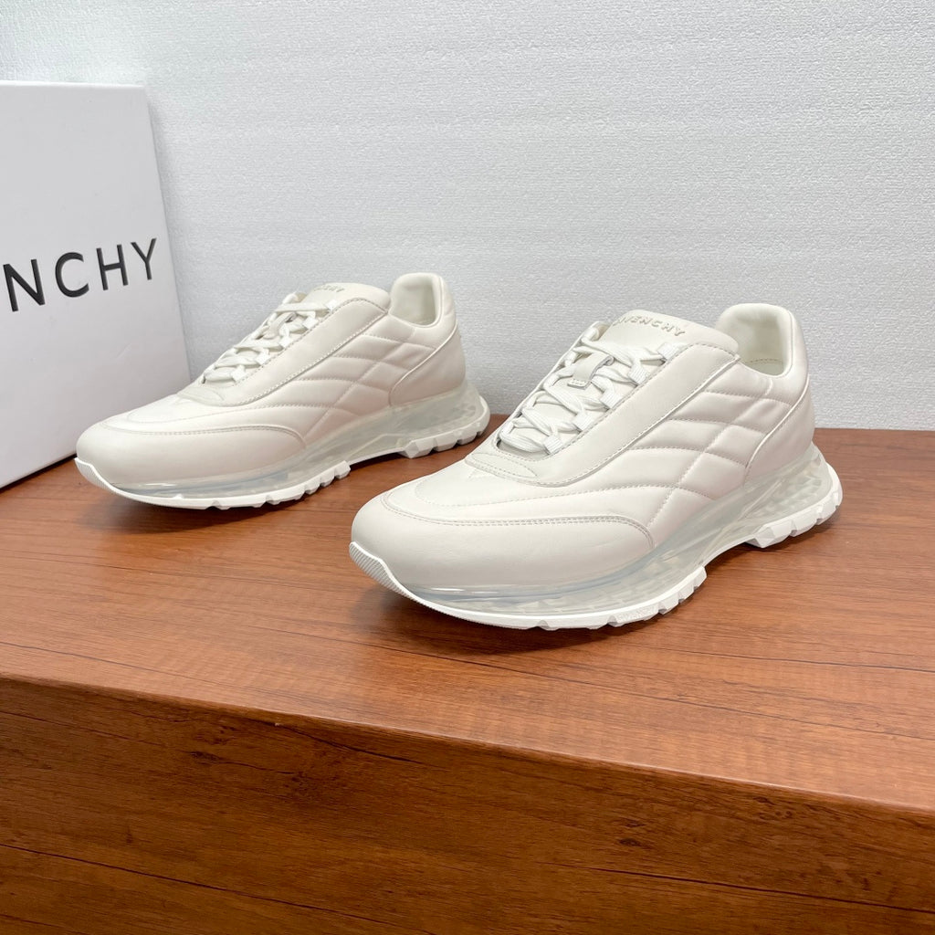 Givenchy/紀梵希新款男士拼接氣墊厚底運動鞋這款運動鞋採用進口柔軟納帕小牛皮拼接透氣尼龍織物鞋面，鞋舌及後跟飾以立體品牌logo標識，搭配橡膠全撐透明氣墊中底和橡膠外底，舒適輕便減震。柔軟牛皮內裡，標誌牛皮墊腳，四季專屬打造，上腳舒適透氣！ 碼數：39-40-41-42-43-44 標準皮鞋尺寸（38/45可訂做不退不換） 貨號：SL2306皮佈白色