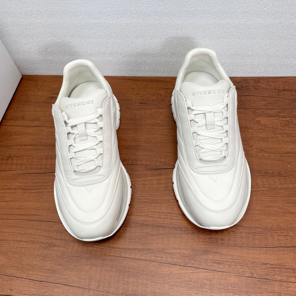 Givenchy/紀梵希新款男士拼接氣墊厚底運動鞋這款運動鞋採用進口柔軟納帕小牛皮拼接透氣尼龍織物鞋面，鞋舌及後跟飾以立體品牌logo標識，搭配橡膠全撐透明氣墊中底和橡膠外底，舒適輕便減震。柔軟牛皮內裡，標誌牛皮墊腳，四季專屬打造，上腳舒適透氣！ 碼數：39-40-41-42-43-44 標準皮鞋尺寸（38/45可訂做不退不換） 貨號：SL2306皮佈白色
