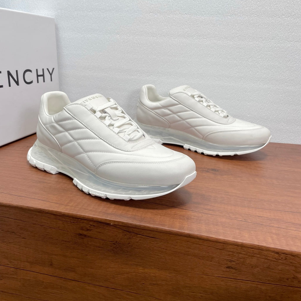 Givenchy/紀梵希新款男士拼接氣墊厚底運動鞋這款運動鞋採用進口柔軟納帕小牛皮拼接透氣尼龍織物鞋面，鞋舌及後跟飾以立體品牌logo標識，搭配橡膠全撐透明氣墊中底和橡膠外底，舒適輕便減震。柔軟牛皮內裡，標誌牛皮墊腳，四季專屬打造，上腳舒適透氣！ 碼數：39-40-41-42-43-44 標準皮鞋尺寸（38/45可訂做不退不換） 貨號：SL2306皮佈白色