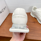 Givenchy/紀梵希新款男士拼接氣墊厚底運動鞋這款運動鞋採用進口柔軟納帕小牛皮拼接透氣尼龍織物鞋面，鞋舌及後跟飾以立體品牌logo標識，搭配橡膠全撐透明氣墊中底和橡膠外底，舒適輕便減震。柔軟牛皮內裡，標誌牛皮墊腳，四季專屬打造，上腳舒適透氣！ 碼數：39-40-41-42-43-44 標準皮鞋尺寸（38/45可訂做不退不換） 貨號：SL2306皮佈白色