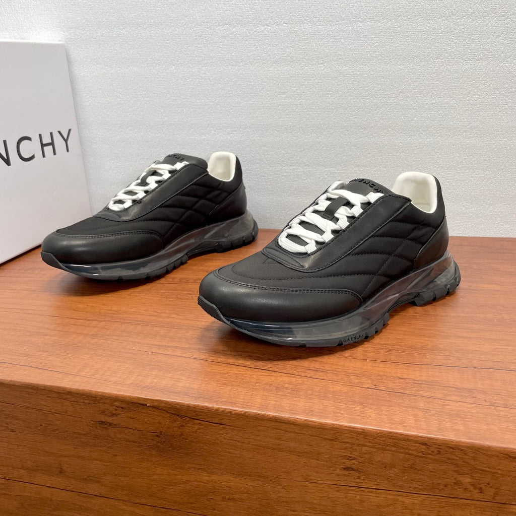 Givenchy/紀梵希新款男士拼接氣墊厚底運動鞋這款運動鞋採用進口柔軟納帕小牛皮拼接透氣尼龍織物鞋面，鞋舌及後跟飾以立體品牌logo標識，搭配橡膠全撐透明氣墊中底和橡膠外底，舒適輕便減震。柔軟牛皮內裡，標誌牛皮墊腳，四季專屬打造，上腳舒適透氣！ 碼數：39-40-41-42-43-44 標準皮鞋尺寸（38/45可訂做不退不換） 貨號：SL2306皮布黑色