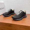 Givenchy/紀梵希新款男士拼接氣墊厚底運動鞋這款運動鞋採用進口柔軟納帕小牛皮拼接透氣尼龍織物鞋面，鞋舌及後跟飾以立體品牌logo標識，搭配橡膠全撐透明氣墊中底和橡膠外底，舒適輕便減震。柔軟牛皮內裡，標誌牛皮墊腳，四季專屬打造，上腳舒適透氣！ 碼數：39-40-41-42-43-44 標準皮鞋尺寸（38/45可訂做不退不換） 貨號：SL2306皮布黑色