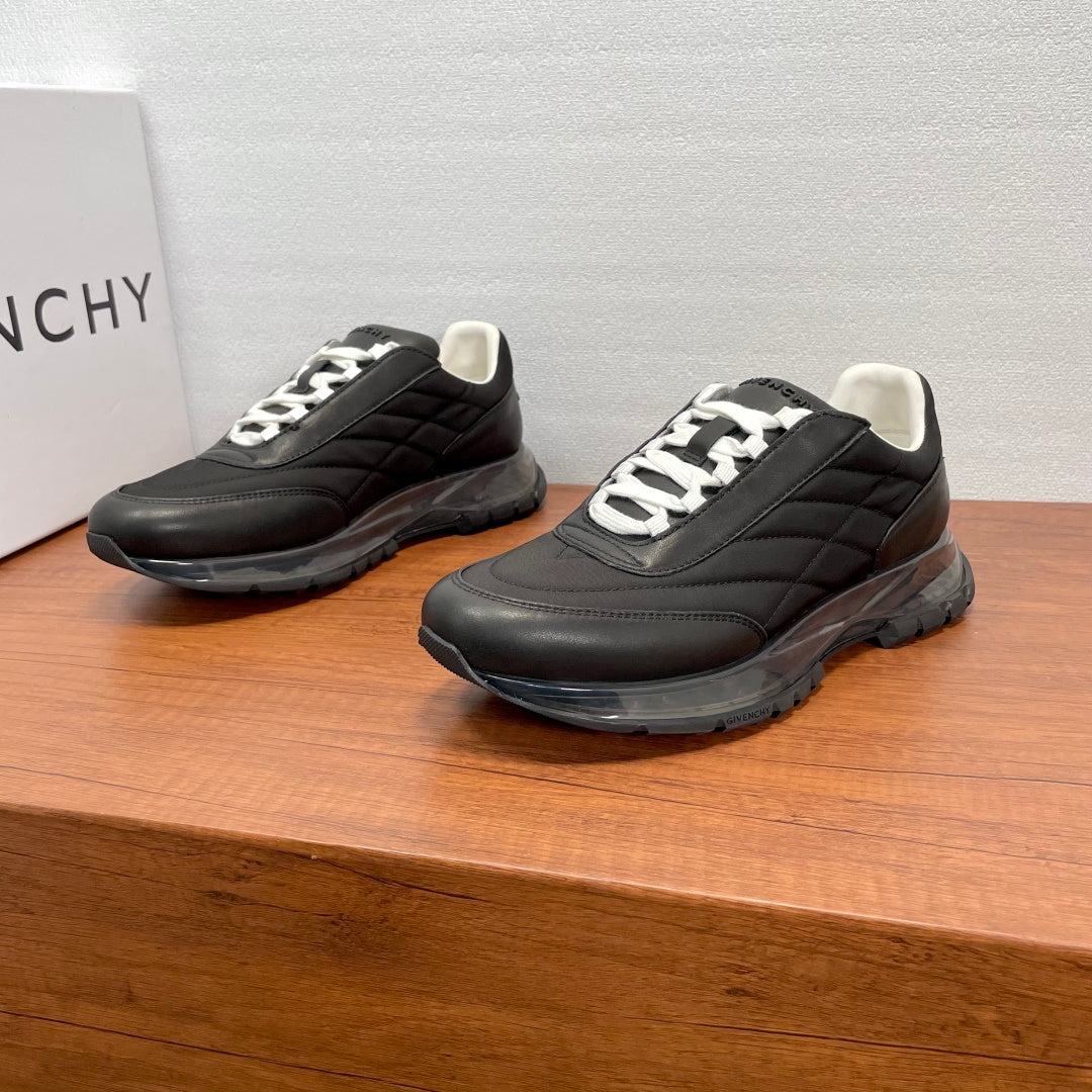 Givenchy/紀梵希新款男士拼接氣墊厚底運動鞋這款運動鞋採用進口柔軟納帕小牛皮拼接透氣尼龍織物鞋面，鞋舌及後跟飾以立體品牌logo標識，搭配橡膠全撐透明氣墊中底和橡膠外底，舒適輕便減震。柔軟牛皮內裡，標誌牛皮墊腳，四季專屬打造，上腳舒適透氣！ 碼數：39-40-41-42-43-44 標準皮鞋尺寸（38/45可訂做不退不換） 貨號：SL2306皮布黑色