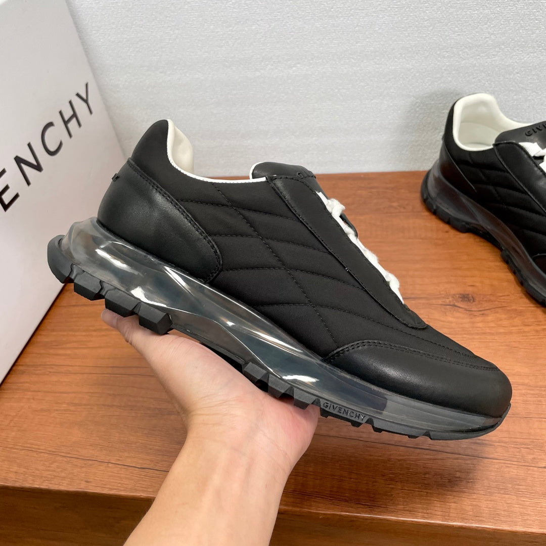 Givenchy/紀梵希新款男士拼接氣墊厚底運動鞋這款運動鞋採用進口柔軟納帕小牛皮拼接透氣尼龍織物鞋面，鞋舌及後跟飾以立體品牌logo標識，搭配橡膠全撐透明氣墊中底和橡膠外底，舒適輕便減震。柔軟牛皮內裡，標誌牛皮墊腳，四季專屬打造，上腳舒適透氣！ 碼數：39-40-41-42-43-44 標準皮鞋尺寸（38/45可訂做不退不換） 貨號：SL2306皮布黑色