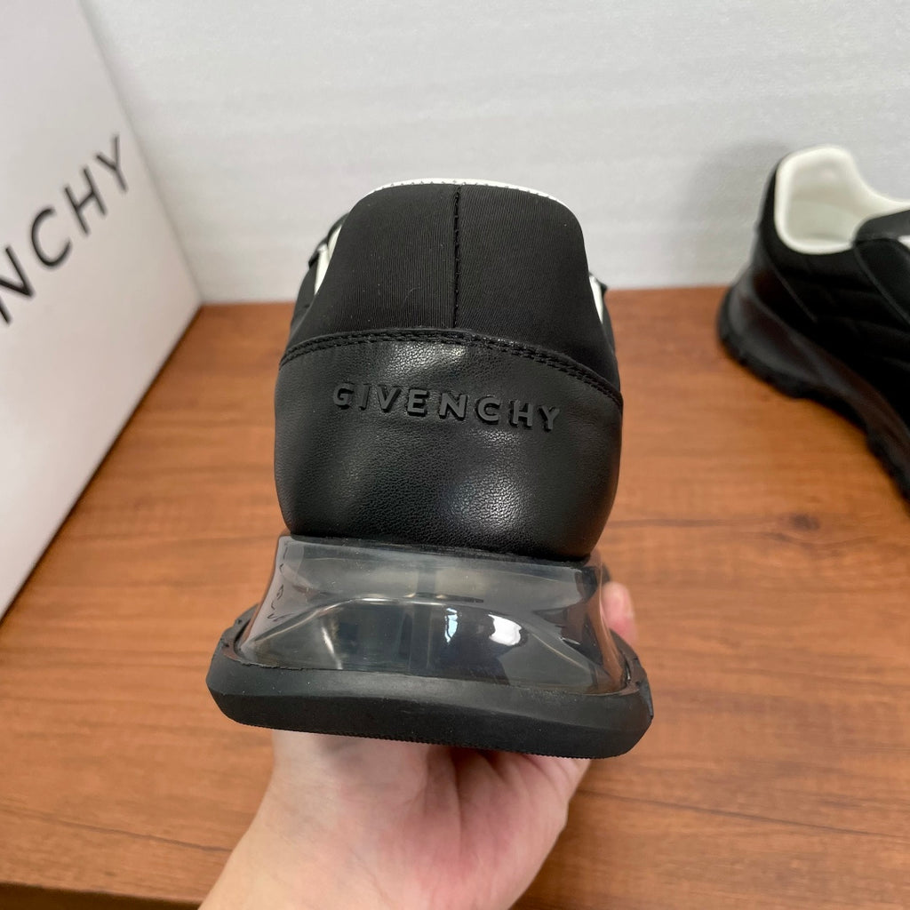 Givenchy/紀梵希新款男士拼接氣墊厚底運動鞋這款運動鞋採用進口柔軟納帕小牛皮拼接透氣尼龍織物鞋面，鞋舌及後跟飾以立體品牌logo標識，搭配橡膠全撐透明氣墊中底和橡膠外底，舒適輕便減震。柔軟牛皮內裡，標誌牛皮墊腳，四季專屬打造，上腳舒適透氣！ 碼數：39-40-41-42-43-44 標準皮鞋尺寸（38/45可訂做不退不換） 貨號：SL2306皮布黑色