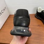 Givenchy/紀梵希新款男士拼接氣墊厚底運動鞋這款運動鞋採用進口柔軟納帕小牛皮拼接透氣尼龍織物鞋面，鞋舌及後跟飾以立體品牌logo標識，搭配橡膠全撐透明氣墊中底和橡膠外底，舒適輕便減震。柔軟牛皮內裡，標誌牛皮墊腳，四季專屬打造，上腳舒適透氣！ 碼數：39-40-41-42-43-44 標準皮鞋尺寸（38/45可訂做不退不換） 貨號：SL2306皮布黑色