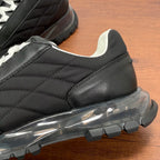 Givenchy/紀梵希新款男士拼接氣墊厚底運動鞋這款運動鞋採用進口柔軟納帕小牛皮拼接透氣尼龍織物鞋面，鞋舌及後跟飾以立體品牌logo標識，搭配橡膠全撐透明氣墊中底和橡膠外底，舒適輕便減震。柔軟牛皮內裡，標誌牛皮墊腳，四季專屬打造，上腳舒適透氣！ 碼數：39-40-41-42-43-44 標準皮鞋尺寸（38/45可訂做不退不換） 貨號：SL2306皮布黑色