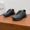 Givenchy/紀梵希新款男士皮革氣墊厚底運動鞋這款運動鞋採用進口柔軟納帕小牛皮鞋面，鞋舌及後跟飾以立體品牌logo標識，搭配橡膠大底，舒適輕便減震。柔軟牛皮內裡，標誌牛皮墊腳，四季專屬打造，上腳舒適透氣！ 碼數：39-40-41-42-43-44 標準皮鞋尺寸（38/45可訂做不退不換） 貨號：SL2306全皮深灰