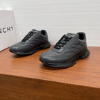 Givenchy/紀梵希新款男士皮革氣墊厚底運動鞋這款運動鞋採用進口柔軟納帕小牛皮鞋面，鞋舌及後跟飾以立體品牌logo標識，搭配橡膠大底，舒適輕便減震。柔軟牛皮內裡，標誌牛皮墊腳，四季專屬打造，上腳舒適透氣！ 碼數：39-40-41-42-43-44 標準皮鞋尺寸（38/45可訂做不退不換） 貨號：SL2306全皮深灰
