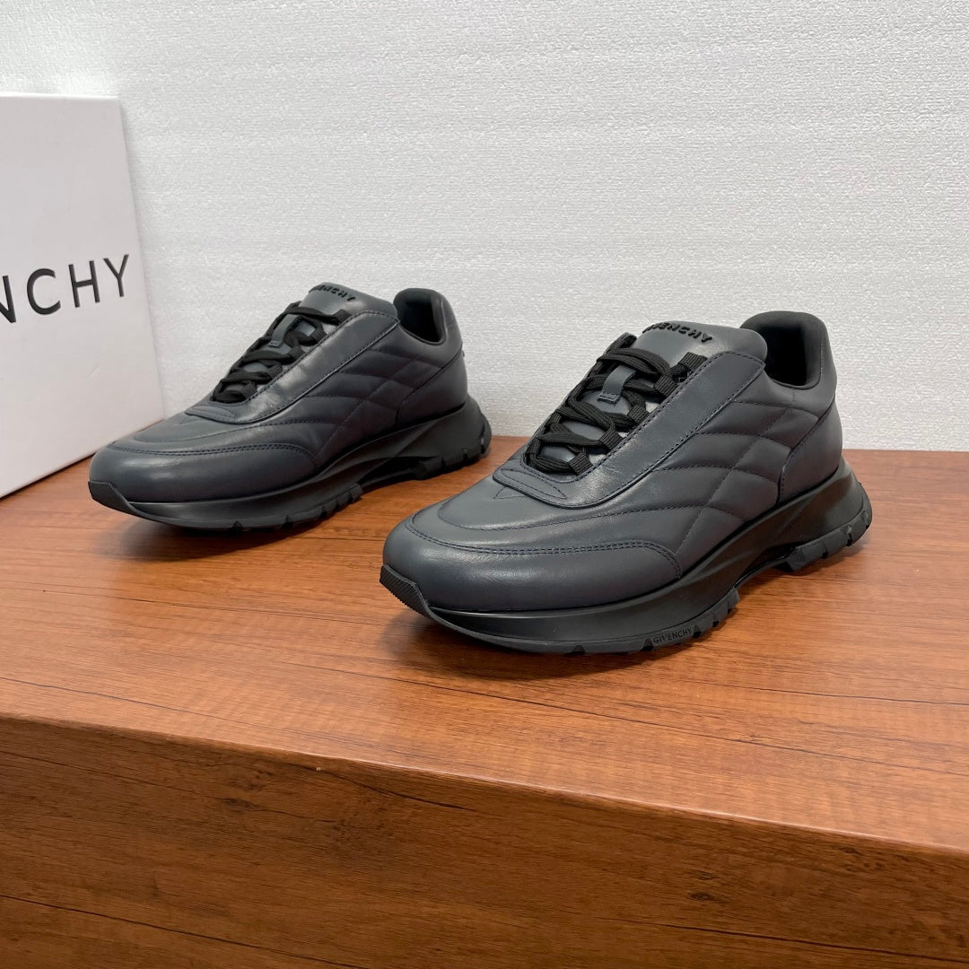 Givenchy/紀梵希新款男士皮革氣墊厚底運動鞋這款運動鞋採用進口柔軟納帕小牛皮鞋面，鞋舌及後跟飾以立體品牌logo標識，搭配橡膠大底，舒適輕便減震。柔軟牛皮內裡，標誌牛皮墊腳，四季專屬打造，上腳舒適透氣！ 碼數：39-40-41-42-43-44 標準皮鞋尺寸（38/45可訂做不退不換） 貨號：SL2306全皮深灰