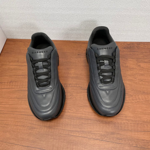 Givenchy/紀梵希新款男士皮革氣墊厚底運動鞋這款運動鞋採用進口柔軟納帕小牛皮鞋面，鞋舌及後跟飾以立體品牌logo標識，搭配橡膠大底，舒適輕便減震。柔軟牛皮內裡，標誌牛皮墊腳，四季專屬打造，上腳舒適透氣！ 碼數：39-40-41-42-43-44 標準皮鞋尺寸（38/45可訂做不退不換） 貨號：SL2306全皮深灰