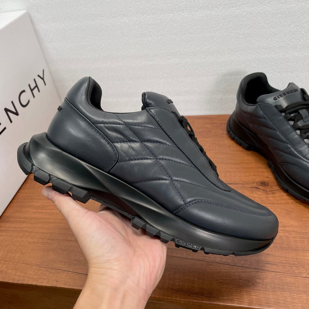 Givenchy/紀梵希新款男士皮革氣墊厚底運動鞋這款運動鞋採用進口柔軟納帕小牛皮鞋面，鞋舌及後跟飾以立體品牌logo標識，搭配橡膠大底，舒適輕便減震。柔軟牛皮內裡，標誌牛皮墊腳，四季專屬打造，上腳舒適透氣！ 碼數：39-40-41-42-43-44 標準皮鞋尺寸（38/45可訂做不退不換） 貨號：SL2306全皮深灰