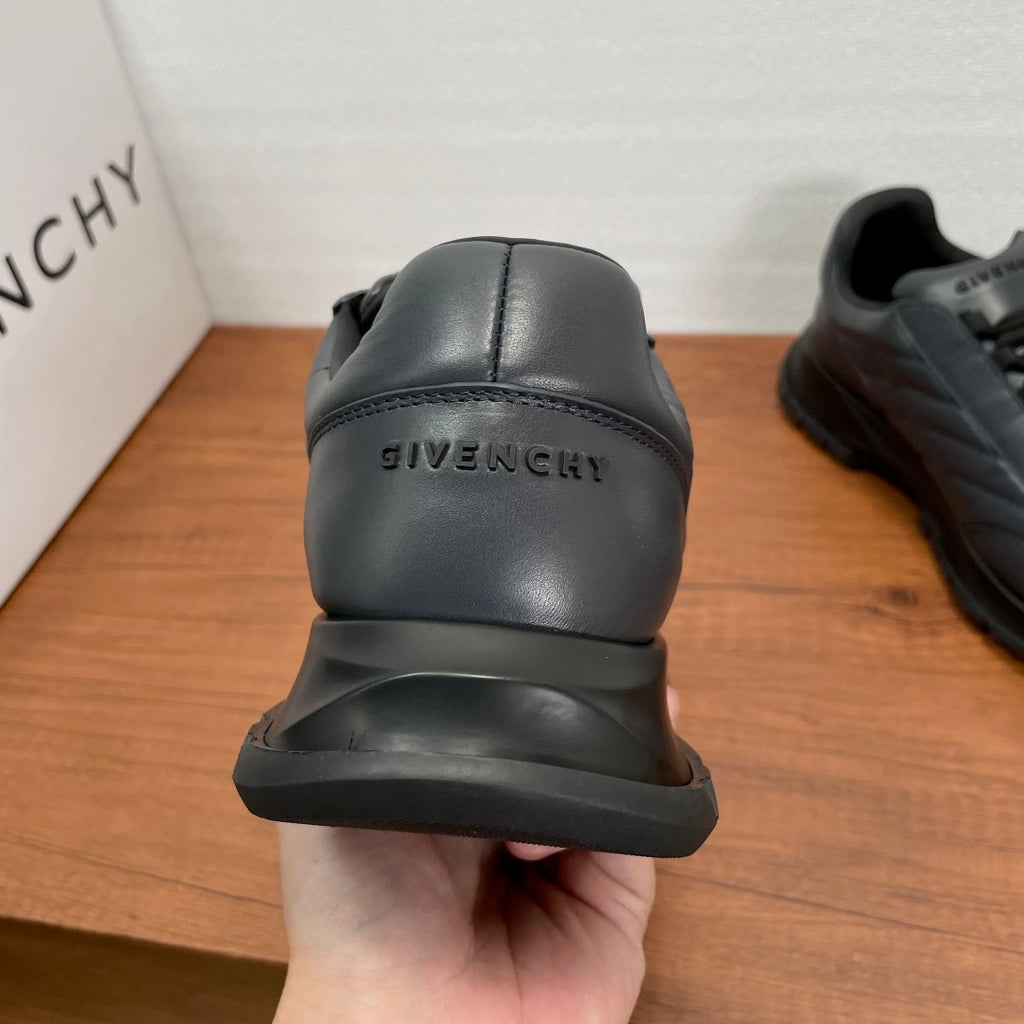 Givenchy/紀梵希新款男士皮革氣墊厚底運動鞋這款運動鞋採用進口柔軟納帕小牛皮鞋面，鞋舌及後跟飾以立體品牌logo標識，搭配橡膠大底，舒適輕便減震。柔軟牛皮內裡，標誌牛皮墊腳，四季專屬打造，上腳舒適透氣！ 碼數：39-40-41-42-43-44 標準皮鞋尺寸（38/45可訂做不退不換） 貨號：SL2306全皮深灰