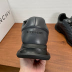 Givenchy/紀梵希新款男士皮革氣墊厚底運動鞋這款運動鞋採用進口柔軟納帕小牛皮鞋面，鞋舌及後跟飾以立體品牌logo標識，搭配橡膠大底，舒適輕便減震。柔軟牛皮內裡，標誌牛皮墊腳，四季專屬打造，上腳舒適透氣！ 碼數：39-40-41-42-43-44 標準皮鞋尺寸（38/45可訂做不退不換） 貨號：SL2306全皮深灰