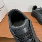 Givenchy/紀梵希新款男士皮革氣墊厚底運動鞋這款運動鞋採用進口柔軟納帕小牛皮鞋面，鞋舌及後跟飾以立體品牌logo標識，搭配橡膠大底，舒適輕便減震。柔軟牛皮內裡，標誌牛皮墊腳，四季專屬打造，上腳舒適透氣！ 碼數：39-40-41-42-43-44 標準皮鞋尺寸（38/45可訂做不退不換） 貨號：SL2306全皮深灰