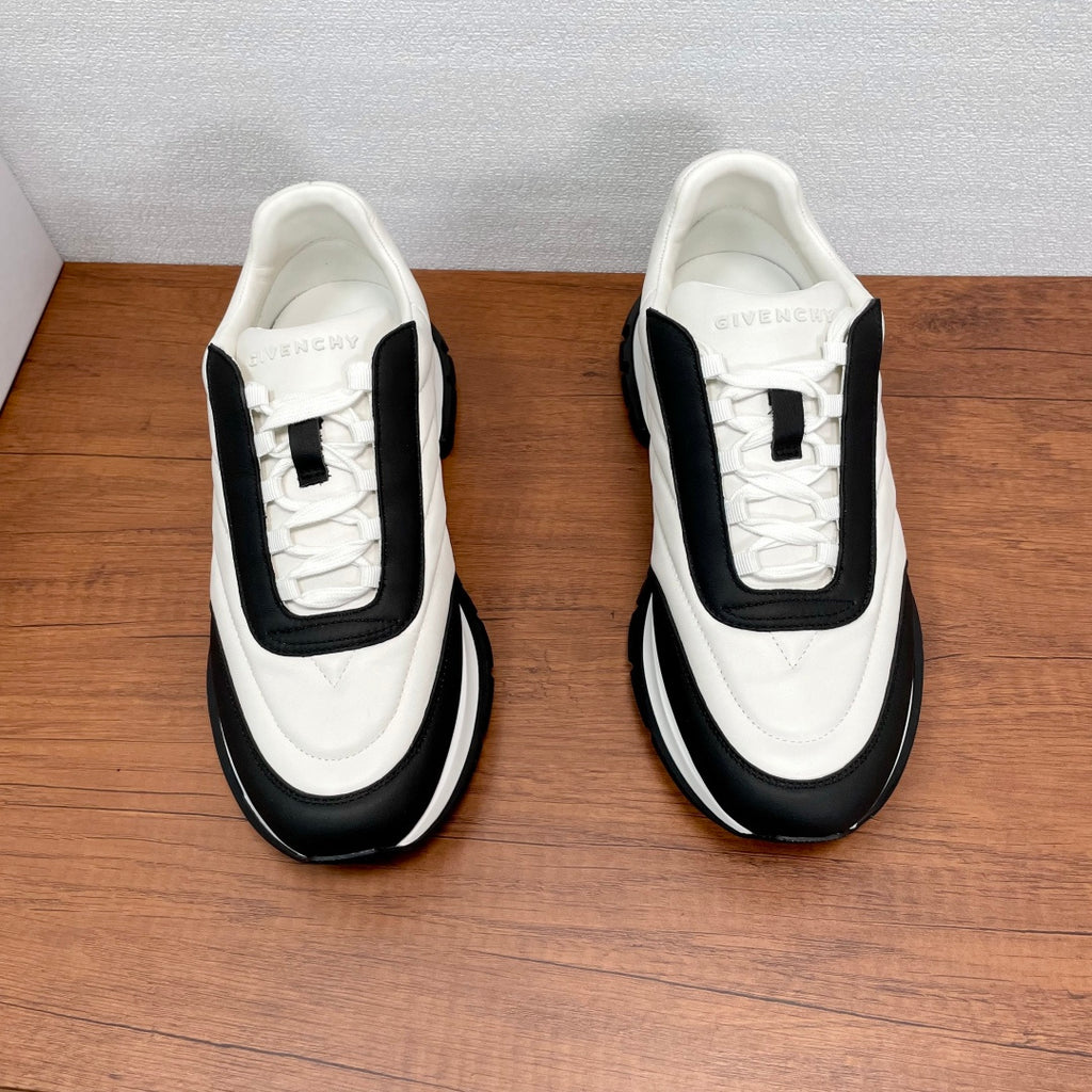 Givenchy/紀梵希新款男士皮革氣墊厚底運動鞋這款運動鞋採用進口柔軟納帕小牛皮鞋面，鞋舌及後跟飾以立體品牌logo標識，搭配橡膠大底，舒適輕便減震。柔軟牛皮內裡，標誌牛皮墊腳，四季專屬打造，上腳舒適透氣！ 碼數：39-40-41-42-43-44 標準皮鞋尺寸（38/45可訂做不退不換） 貨號：SL2306全皮白黑