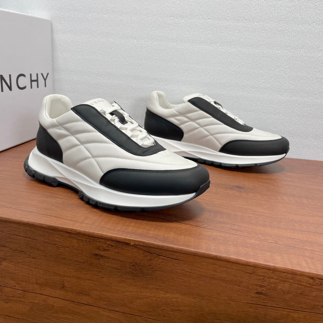 Givenchy/紀梵希新款男士皮革氣墊厚底運動鞋這款運動鞋採用進口柔軟納帕小牛皮鞋面，鞋舌及後跟飾以立體品牌logo標識，搭配橡膠大底，舒適輕便減震。柔軟牛皮內裡，標誌牛皮墊腳，四季專屬打造，上腳舒適透氣！ 碼數：39-40-41-42-43-44 標準皮鞋尺寸（38/45可訂做不退不換） 貨號：SL2306全皮白黑