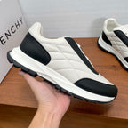 Givenchy/紀梵希新款男士皮革氣墊厚底運動鞋這款運動鞋採用進口柔軟納帕小牛皮鞋面，鞋舌及後跟飾以立體品牌logo標識，搭配橡膠大底，舒適輕便減震。柔軟牛皮內裡，標誌牛皮墊腳，四季專屬打造，上腳舒適透氣！ 碼數：39-40-41-42-43-44 標準皮鞋尺寸（38/45可訂做不退不換） 貨號：SL2306全皮白黑