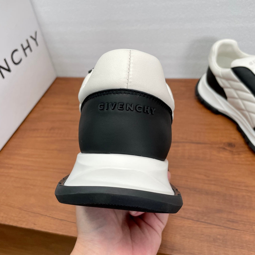 Givenchy/紀梵希新款男士皮革氣墊厚底運動鞋這款運動鞋採用進口柔軟納帕小牛皮鞋面，鞋舌及後跟飾以立體品牌logo標識，搭配橡膠大底，舒適輕便減震。柔軟牛皮內裡，標誌牛皮墊腳，四季專屬打造，上腳舒適透氣！ 碼數：39-40-41-42-43-44 標準皮鞋尺寸（38/45可訂做不退不換） 貨號：SL2306全皮白黑