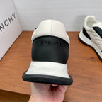 Givenchy/紀梵希新款男士皮革氣墊厚底運動鞋這款運動鞋採用進口柔軟納帕小牛皮鞋面，鞋舌及後跟飾以立體品牌logo標識，搭配橡膠大底，舒適輕便減震。柔軟牛皮內裡，標誌牛皮墊腳，四季專屬打造，上腳舒適透氣！ 碼數：39-40-41-42-43-44 標準皮鞋尺寸（38/45可訂做不退不換） 貨號：SL2306全皮白黑