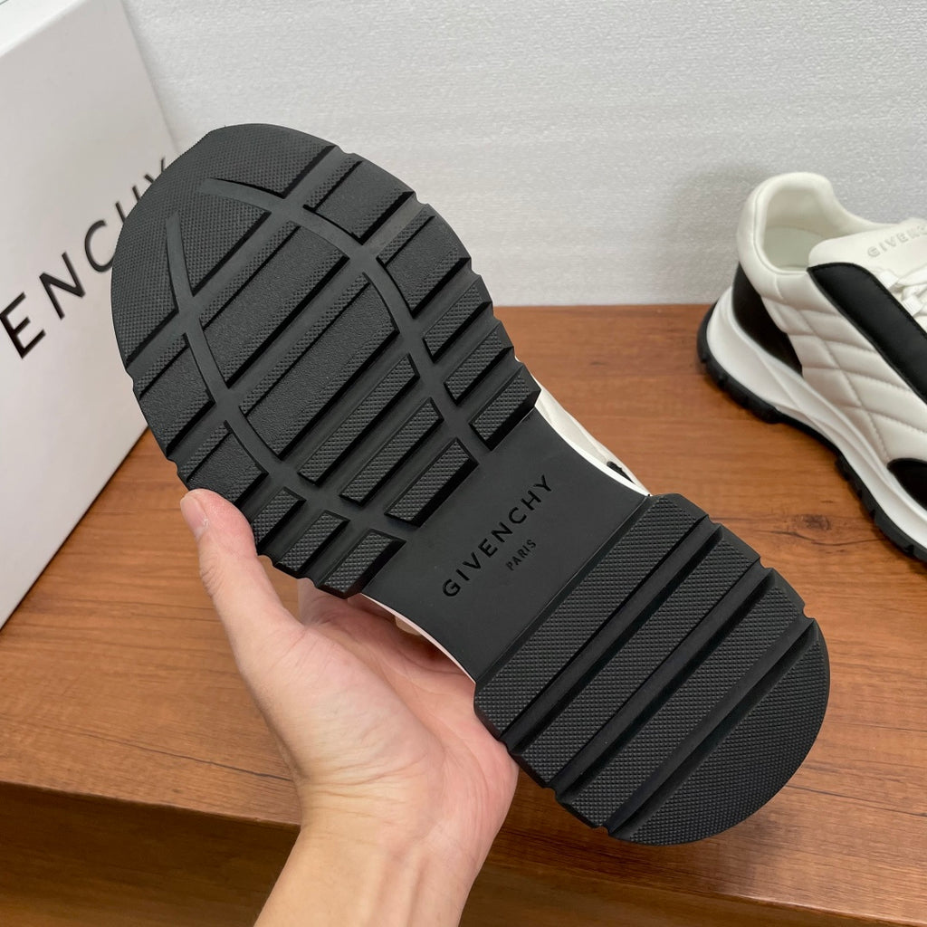 Givenchy/紀梵希新款男士皮革氣墊厚底運動鞋這款運動鞋採用進口柔軟納帕小牛皮鞋面，鞋舌及後跟飾以立體品牌logo標識，搭配橡膠大底，舒適輕便減震。柔軟牛皮內裡，標誌牛皮墊腳，四季專屬打造，上腳舒適透氣！ 碼數：39-40-41-42-43-44 標準皮鞋尺寸（38/45可訂做不退不換） 貨號：SL2306全皮白黑