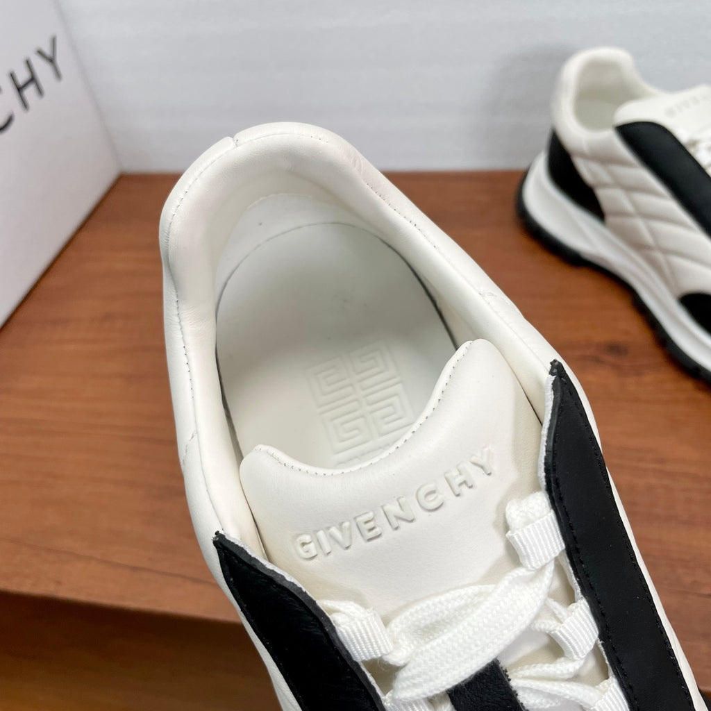 Givenchy/紀梵希新款男士皮革氣墊厚底運動鞋這款運動鞋採用進口柔軟納帕小牛皮鞋面，鞋舌及後跟飾以立體品牌logo標識，搭配橡膠大底，舒適輕便減震。柔軟牛皮內裡，標誌牛皮墊腳，四季專屬打造，上腳舒適透氣！ 碼數：39-40-41-42-43-44 標準皮鞋尺寸（38/45可訂做不退不換） 貨號：SL2306全皮白黑