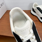 Givenchy/紀梵希新款男士皮革氣墊厚底運動鞋這款運動鞋採用進口柔軟納帕小牛皮鞋面，鞋舌及後跟飾以立體品牌logo標識，搭配橡膠大底，舒適輕便減震。柔軟牛皮內裡，標誌牛皮墊腳，四季專屬打造，上腳舒適透氣！ 碼數：39-40-41-42-43-44 標準皮鞋尺寸（38/45可訂做不退不換） 貨號：SL2306全皮白黑