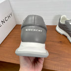 Givenchy/紀梵希新款男士皮革氣墊厚底運動鞋這款運動鞋採用進口柔軟納帕小牛皮鞋面，鞋舌及後跟飾以立體品牌logo標識，搭配橡膠大底，舒適輕便減震。柔軟牛皮內裡，標誌牛皮墊腳，四季專屬打造，上腳舒適透氣！ 碼數：39-40-41-42-43-44 標準皮鞋尺寸（38/45可訂做不退不換） 貨號：SL2306全皮淺灰