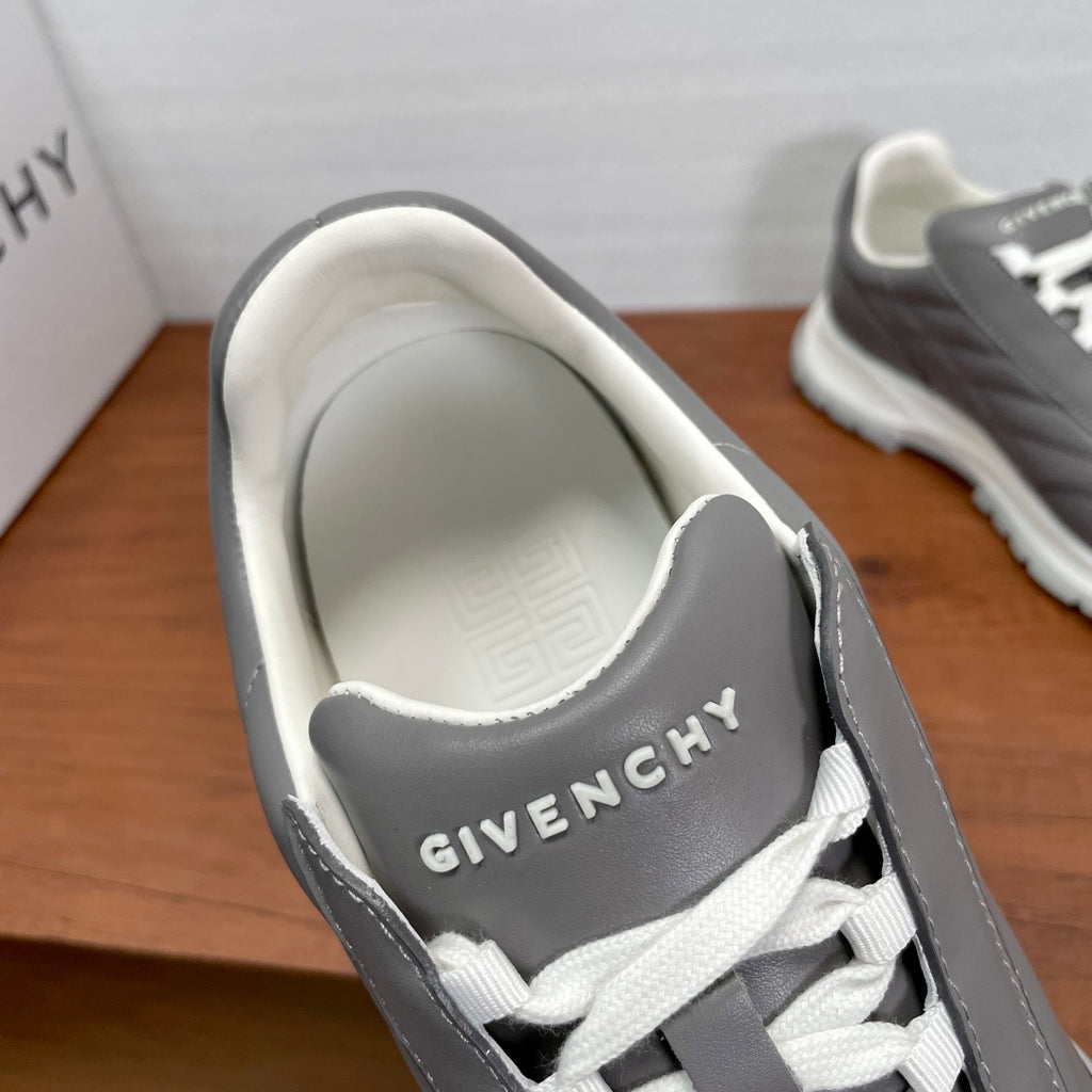 Givenchy/紀梵希新款男士皮革氣墊厚底運動鞋這款運動鞋採用進口柔軟納帕小牛皮鞋面，鞋舌及後跟飾以立體品牌logo標識，搭配橡膠大底，舒適輕便減震。柔軟牛皮內裡，標誌牛皮墊腳，四季專屬打造，上腳舒適透氣！ 碼數：39-40-41-42-43-44 標準皮鞋尺寸（38/45可訂做不退不換） 貨號：SL2306全皮淺灰