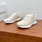 Givenchy/紀梵希新款男士皮革氣墊厚底運動鞋這款運動鞋採用進口柔軟納帕小牛皮鞋面，鞋舌及後跟飾以立體品牌logo標識，搭配橡膠大底，舒適輕便減震。柔軟牛皮內裡，標誌牛皮墊腳，四季專屬打造，上腳舒適透氣！ 碼數：39-40-41-42-43-44 標準皮鞋尺寸（38/45可訂做不退不換） 貨號：SL2306全皮白色
