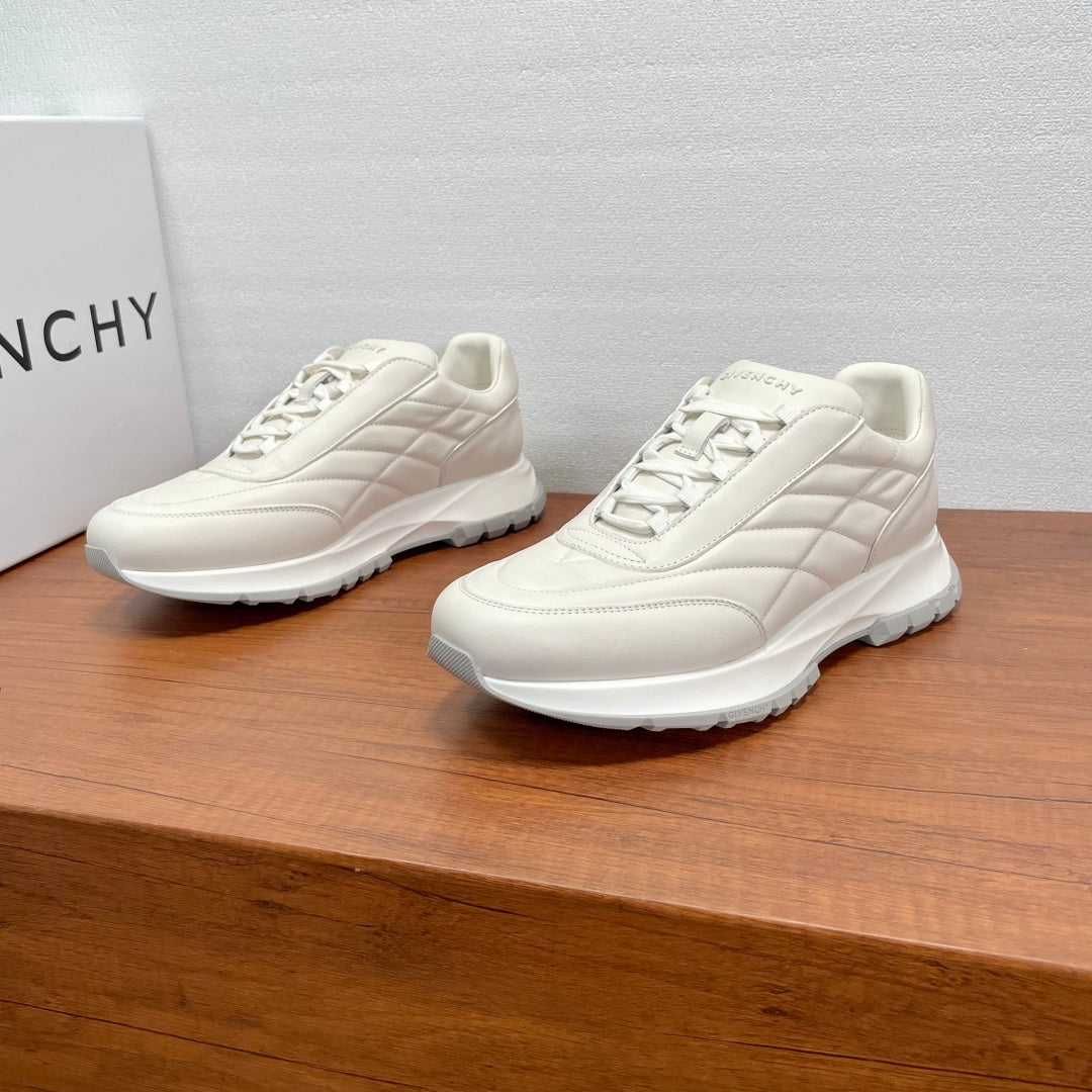 Givenchy/紀梵希新款男士皮革氣墊厚底運動鞋這款運動鞋採用進口柔軟納帕小牛皮鞋面，鞋舌及後跟飾以立體品牌logo標識，搭配橡膠大底，舒適輕便減震。柔軟牛皮內裡，標誌牛皮墊腳，四季專屬打造，上腳舒適透氣！ 碼數：39-40-41-42-43-44 標準皮鞋尺寸（38/45可訂做不退不換） 貨號：SL2306全皮白色