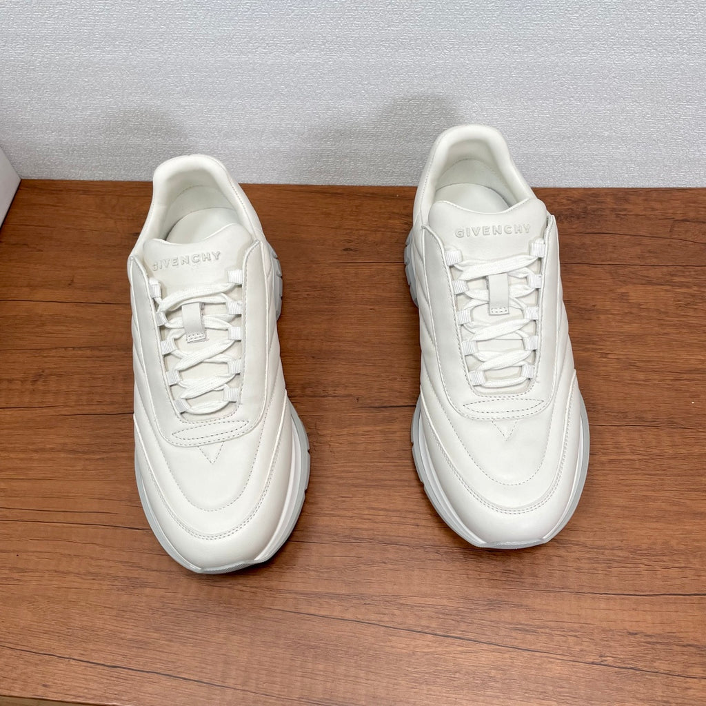Givenchy/紀梵希新款男士皮革氣墊厚底運動鞋這款運動鞋採用進口柔軟納帕小牛皮鞋面，鞋舌及後跟飾以立體品牌logo標識，搭配橡膠大底，舒適輕便減震。柔軟牛皮內裡，標誌牛皮墊腳，四季專屬打造，上腳舒適透氣！ 碼數：39-40-41-42-43-44 標準皮鞋尺寸（38/45可訂做不退不換） 貨號：SL2306全皮白色