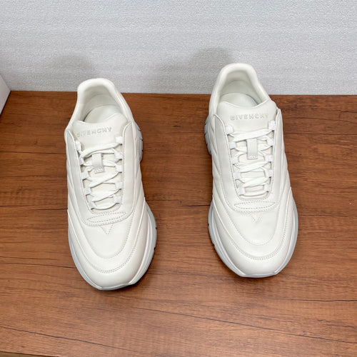 Givenchy/紀梵希新款男士皮革氣墊厚底運動鞋這款運動鞋採用進口柔軟納帕小牛皮鞋面，鞋舌及後跟飾以立體品牌logo標識，搭配橡膠大底，舒適輕便減震。柔軟牛皮內裡，標誌牛皮墊腳，四季專屬打造，上腳舒適透氣！ 碼數：39-40-41-42-43-44 標準皮鞋尺寸（38/45可訂做不退不換） 貨號：SL2306全皮白色