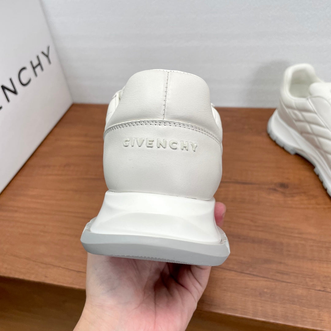 Givenchy/紀梵希新款男士皮革氣墊厚底運動鞋這款運動鞋採用進口柔軟納帕小牛皮鞋面，鞋舌及後跟飾以立體品牌logo標識，搭配橡膠大底，舒適輕便減震。柔軟牛皮內裡，標誌牛皮墊腳，四季專屬打造，上腳舒適透氣！ 碼數：39-40-41-42-43-44 標準皮鞋尺寸（38/45可訂做不退不換） 貨號：SL2306全皮白色