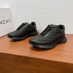 Givenchy/紀梵希新款男士皮革氣墊厚底運動鞋這款運動鞋採用進口柔軟納帕小牛皮鞋面，鞋舌及後跟飾以立體品牌logo標識，搭配橡膠大底，舒適輕便減震。柔軟牛皮內裡，標誌牛皮墊腳，四季專屬打造，上腳舒適透氣！ 碼數：39-40-41-42-43-44 標準皮鞋尺寸（38/45可訂做不退不換） 貨號：SL2306全皮黑色