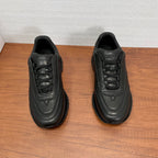 Givenchy/紀梵希新款男士皮革氣墊厚底運動鞋這款運動鞋採用進口柔軟納帕小牛皮鞋面，鞋舌及後跟飾以立體品牌logo標識，搭配橡膠大底，舒適輕便減震。柔軟牛皮內裡，標誌牛皮墊腳，四季專屬打造，上腳舒適透氣！ 碼數：39-40-41-42-43-44 標準皮鞋尺寸（38/45可訂做不退不換） 貨號：SL2306全皮黑色