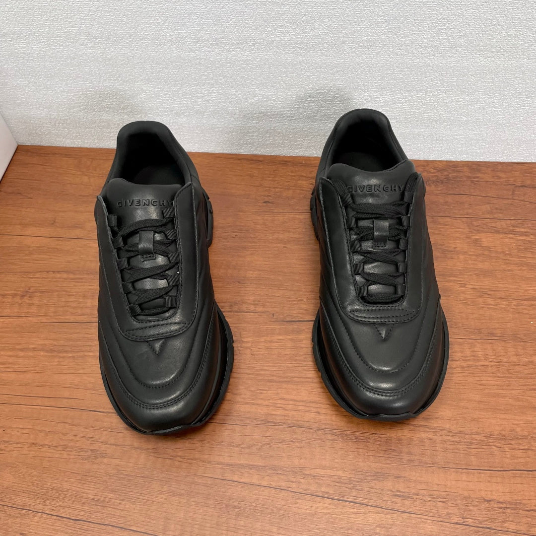 Givenchy/紀梵希新款男士皮革氣墊厚底運動鞋這款運動鞋採用進口柔軟納帕小牛皮鞋面，鞋舌及後跟飾以立體品牌logo標識，搭配橡膠大底，舒適輕便減震。柔軟牛皮內裡，標誌牛皮墊腳，四季專屬打造，上腳舒適透氣！ 碼數：39-40-41-42-43-44 標準皮鞋尺寸（38/45可訂做不退不換） 貨號：SL2306全皮黑色